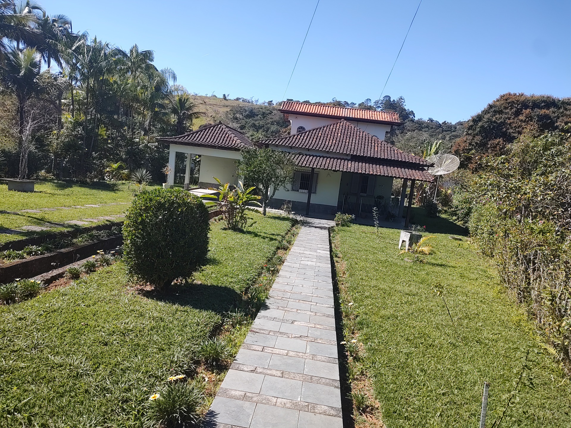 GMI - Jardim com vista da casa