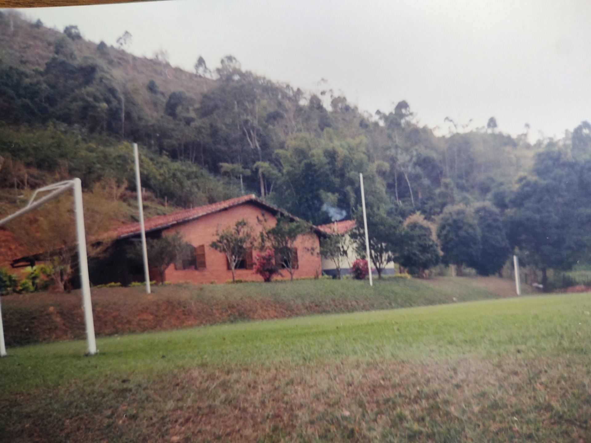 GMI - Campinho de futebol com casa ao fundo