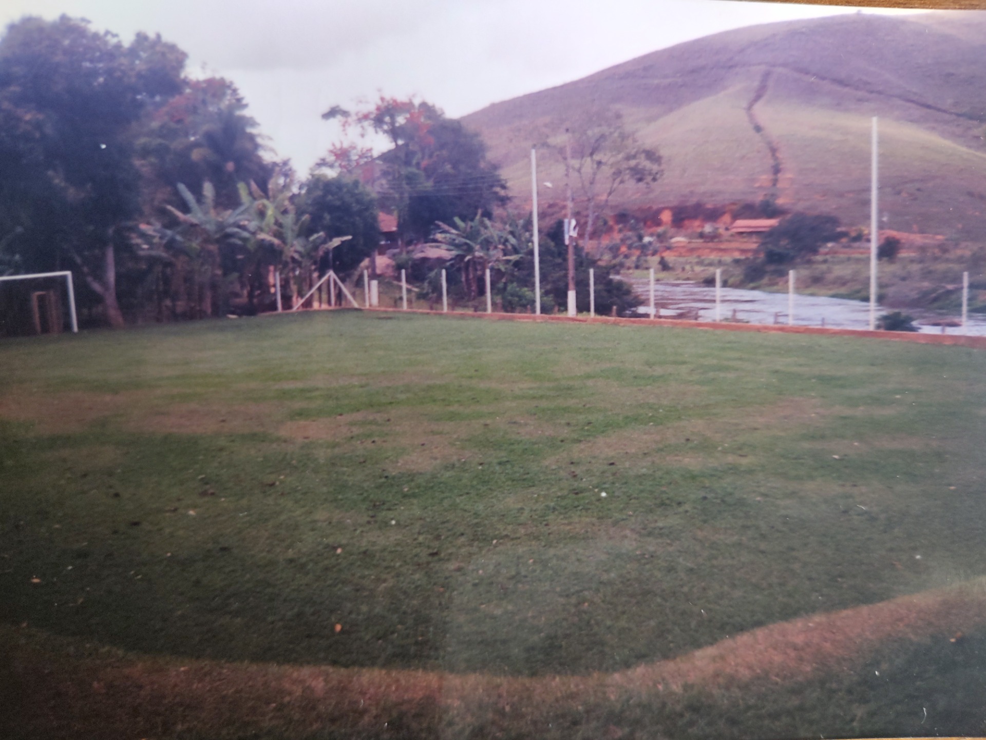 GMI - Campinho de futebol com rio ao fundo