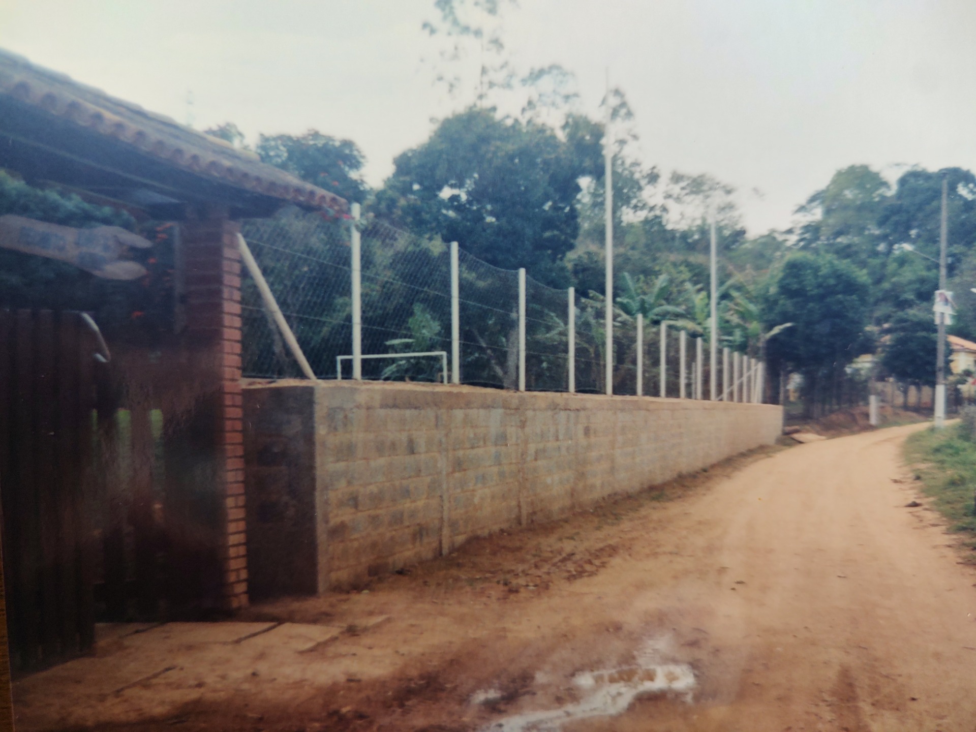 GMI - Frente do terreno com portão de entrada