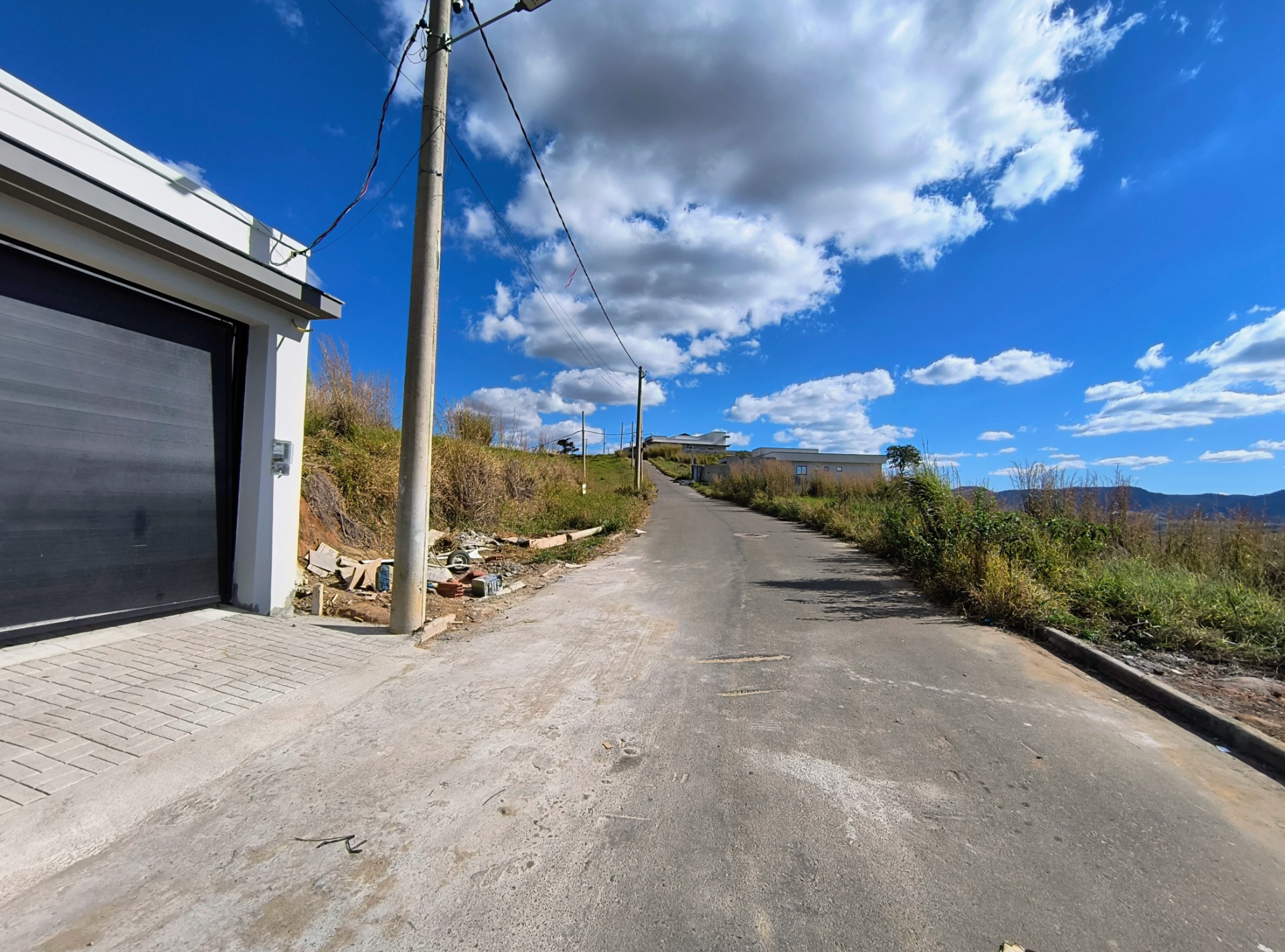Vista para a parte superior da rua