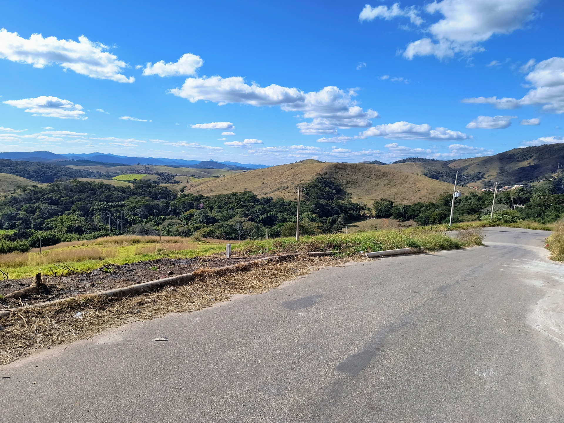 Vista para a parte inferior da rua