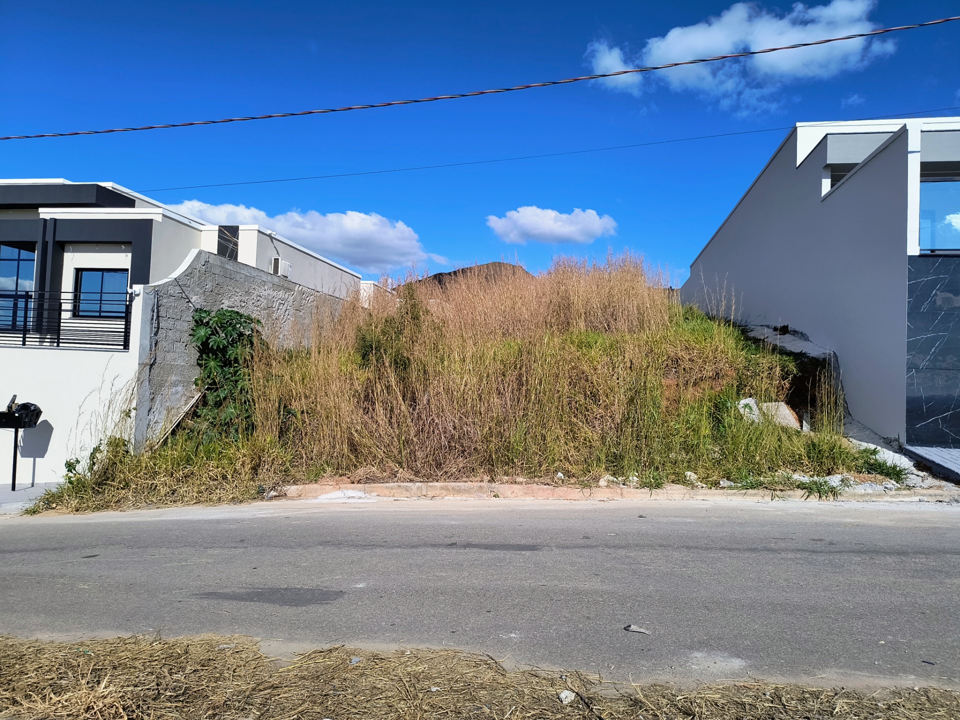 Lote com edificações confrontantes 